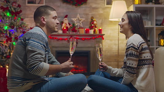 情侣们喝香槟聊天喝酒视频的预览图