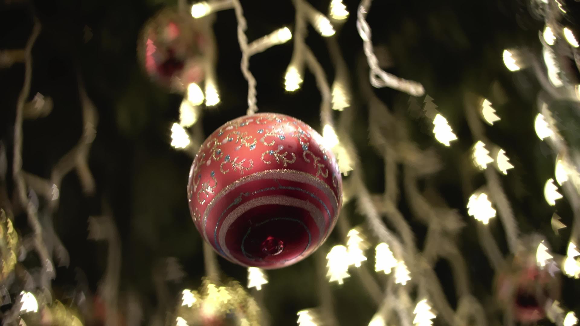 在商场或家中的圣诞装饰期间挂上装饰球视频的预览图
