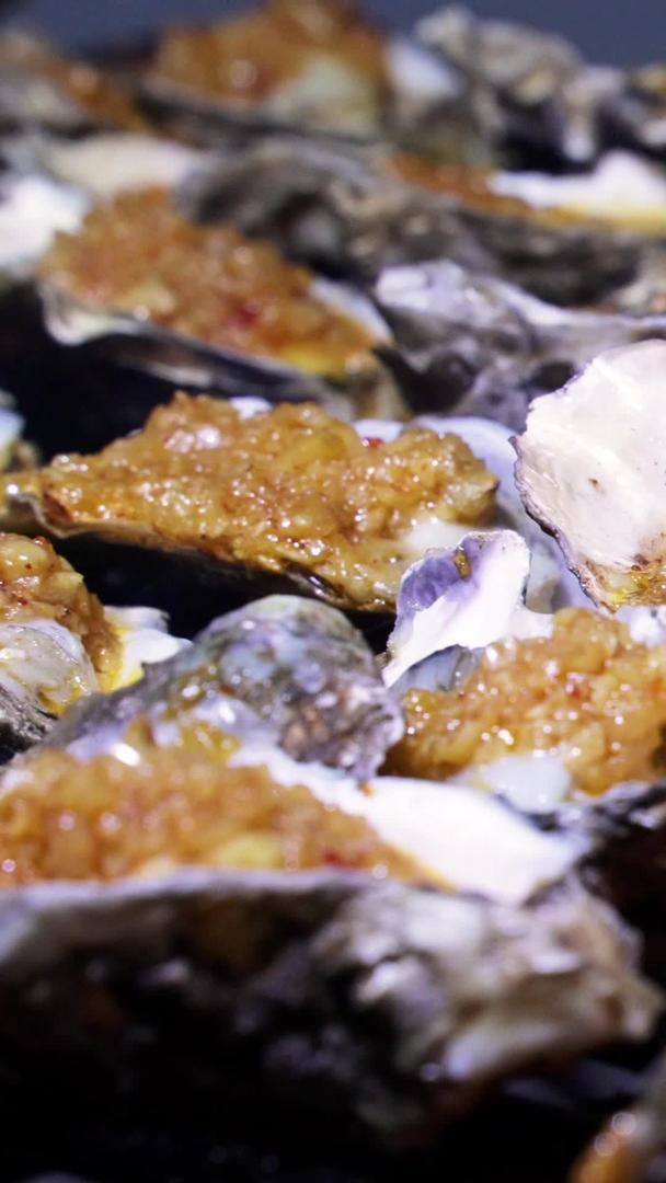 材料慢镜头升级拍摄碳烤特色海鲜蒜蓉牡蛎视频的预览图