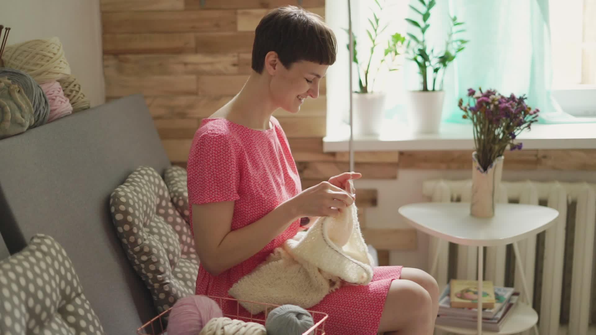微笑的女人在后窗上织针羊毛衣视频的预览图