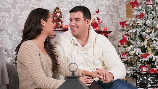 美丽的caucasians这对夫妇在圣诞节前夕共度时光视频的预览图