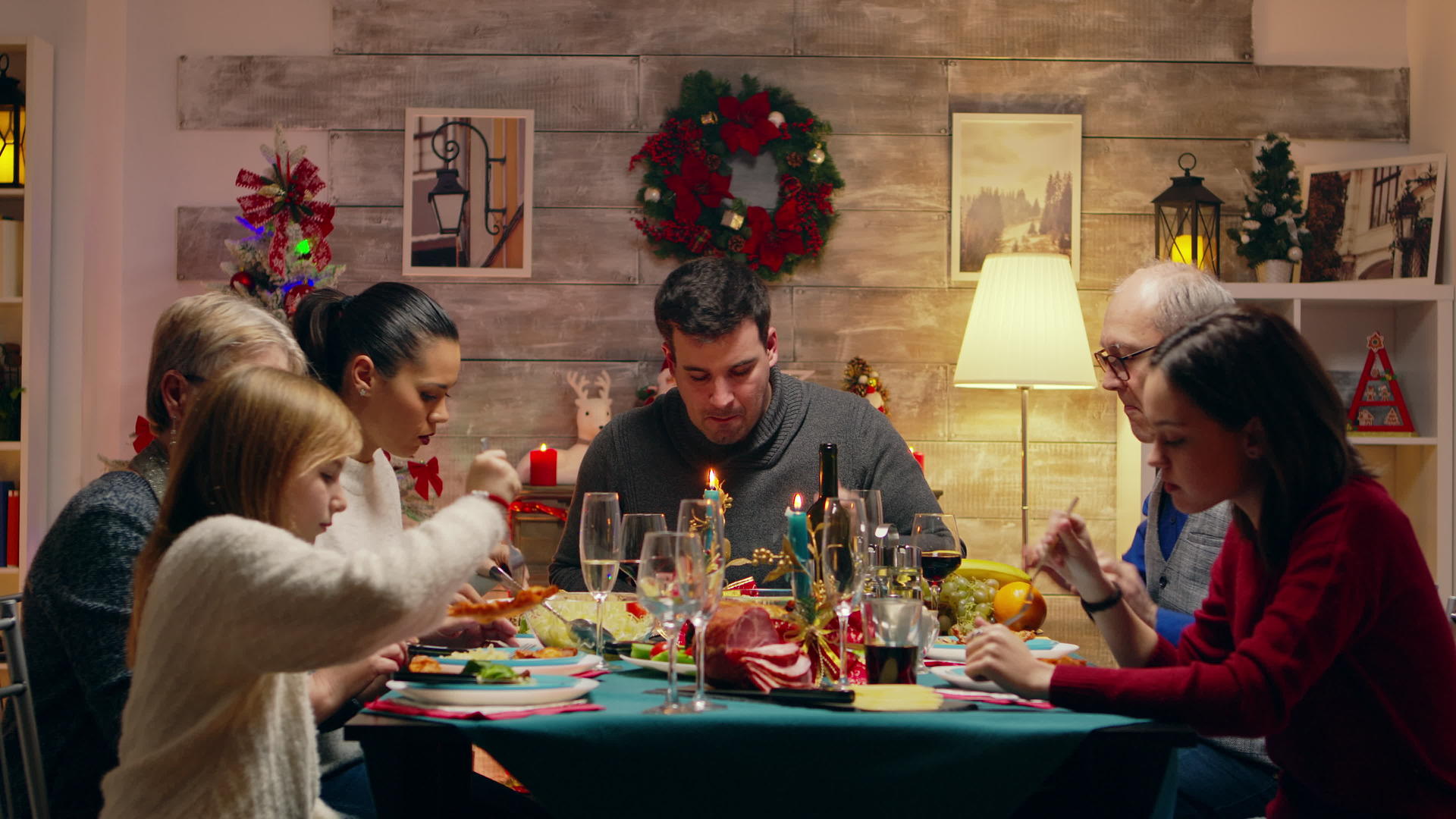 快乐的大家庭正在吃圣诞晚餐视频的预览图