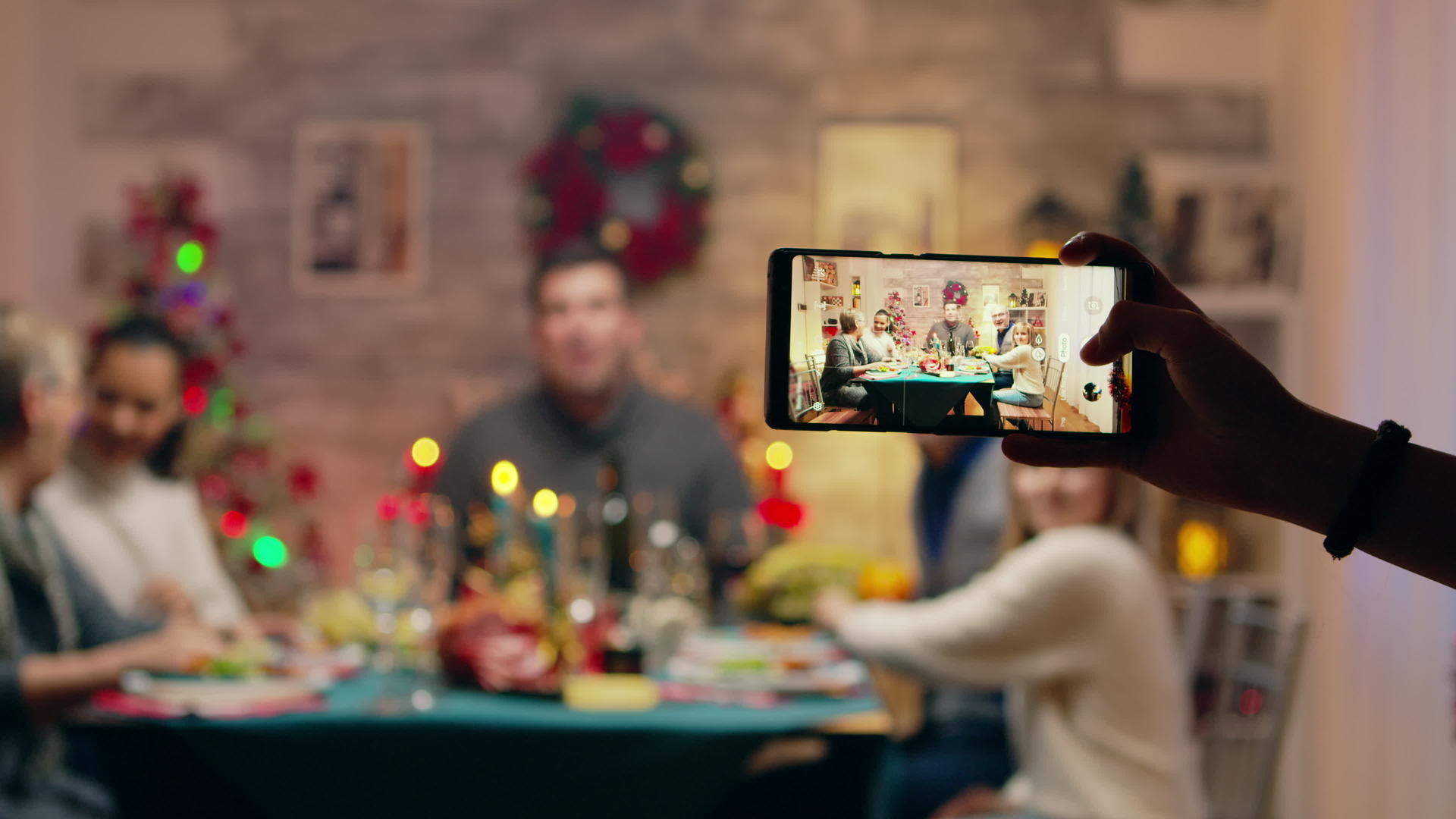 女孩用智能手机拍摄家庭照片；和视频的预览图