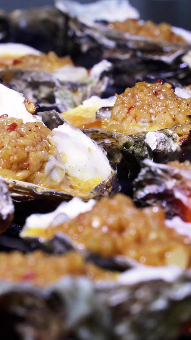 材料慢镜头升级拍摄碳烤特色海鲜蒜蓉牡蛎视频的预览图