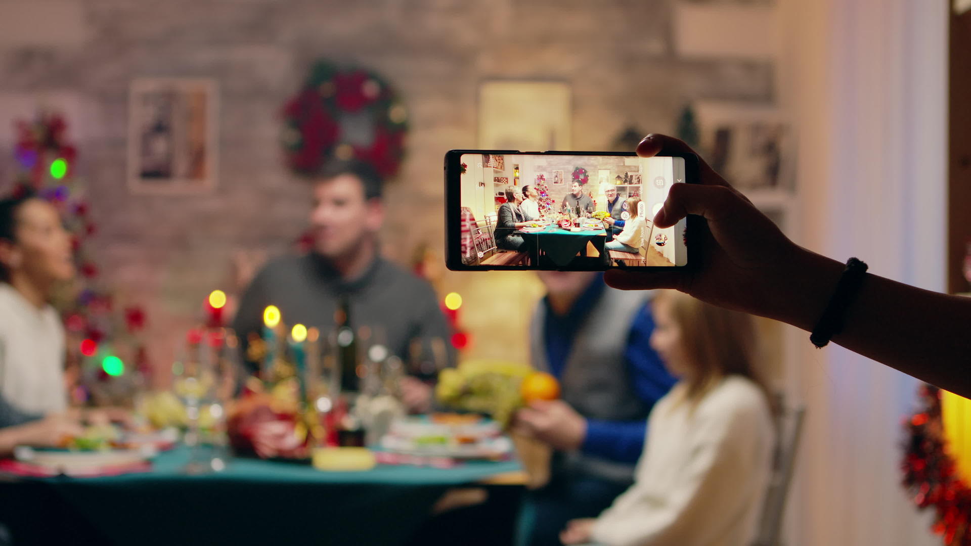 女孩用手机拍摄家庭肖像视频的预览图