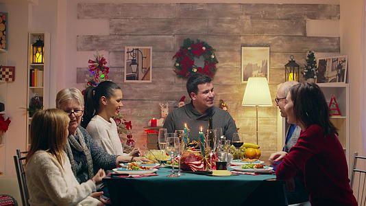 在圣诞聚会上与家人合影的成年男子视频的预览图