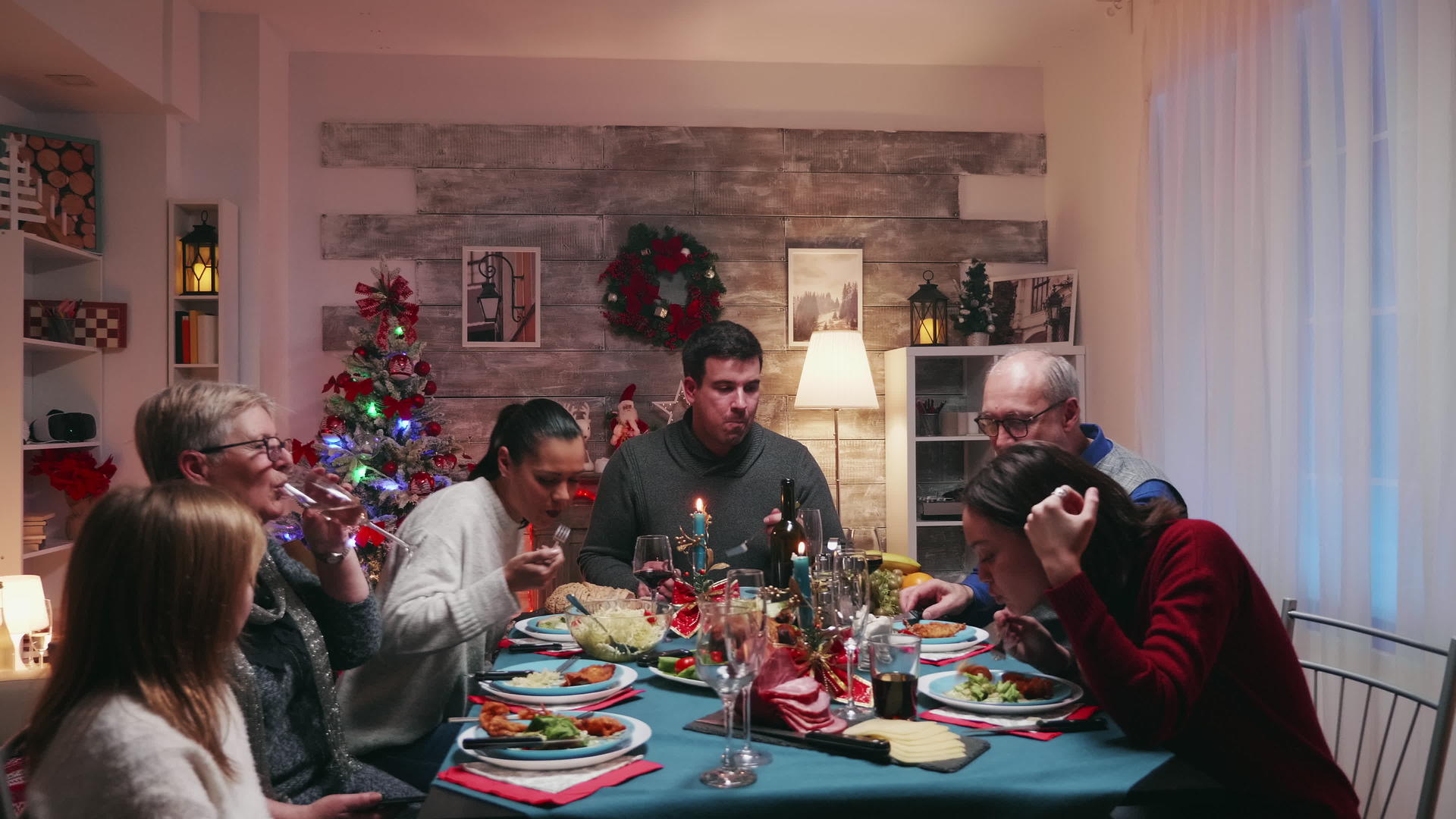 不同一代的人在餐桌旁庆祝圣诞节视频的预览图