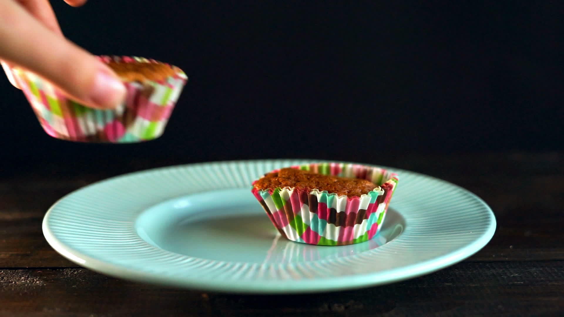 厨师把纸杯蛋糕放在陶瓷盘上自制纸杯蛋糕松饼放在纸盘上视频的预览图