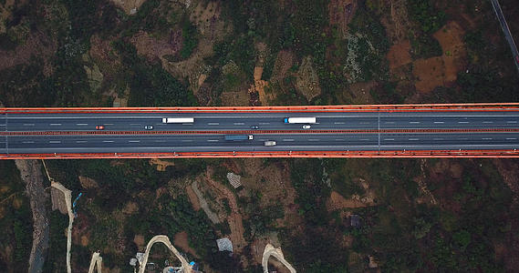航拍世界级高桥坝陵河大桥车辆行驶视频的预览图