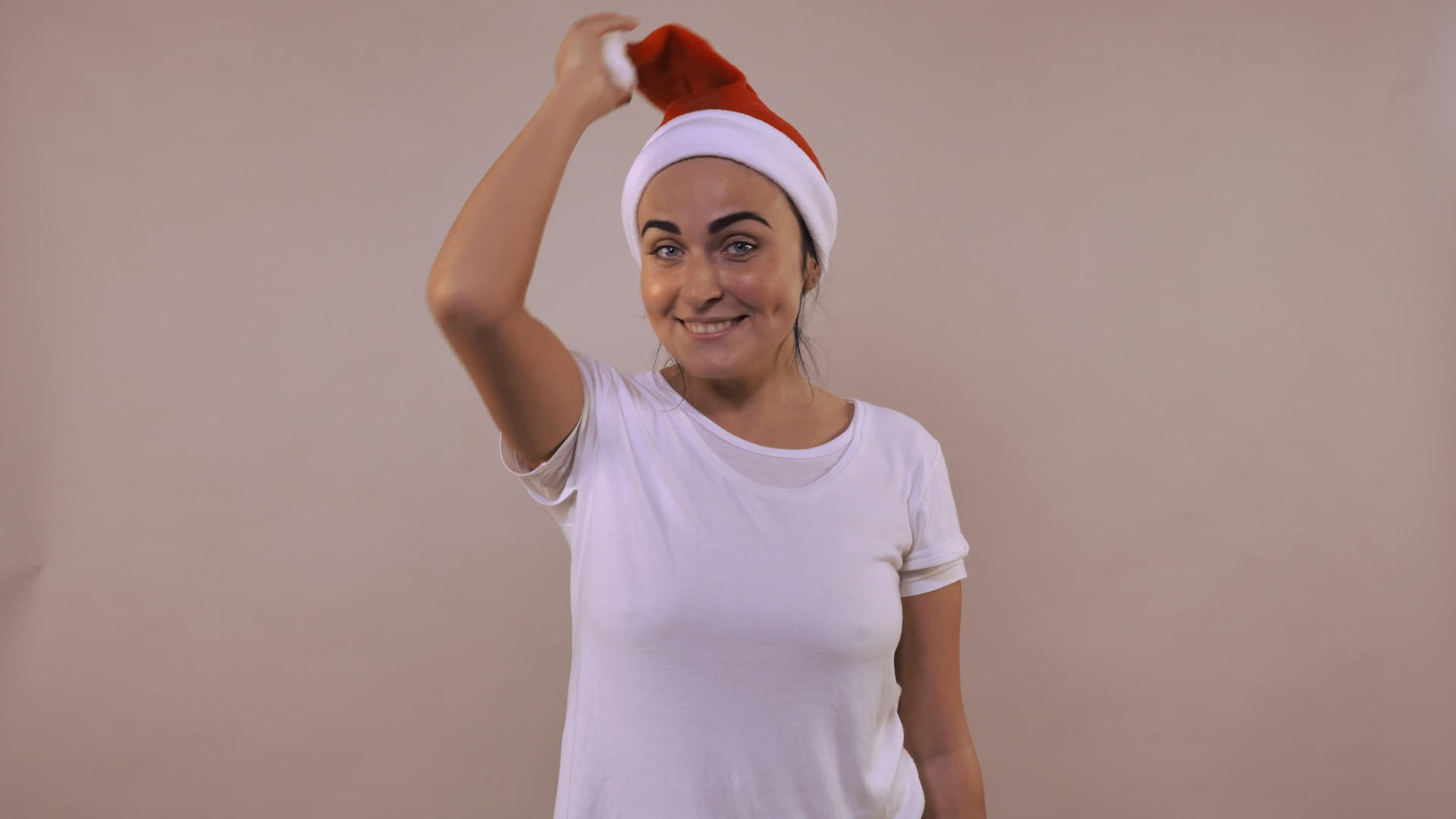 快乐的女人假装戴着圣诞帽视频的预览图