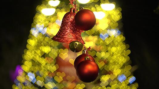红色圣诞舞会和钟声在爱的圣诞树上挥舞视频的预览图