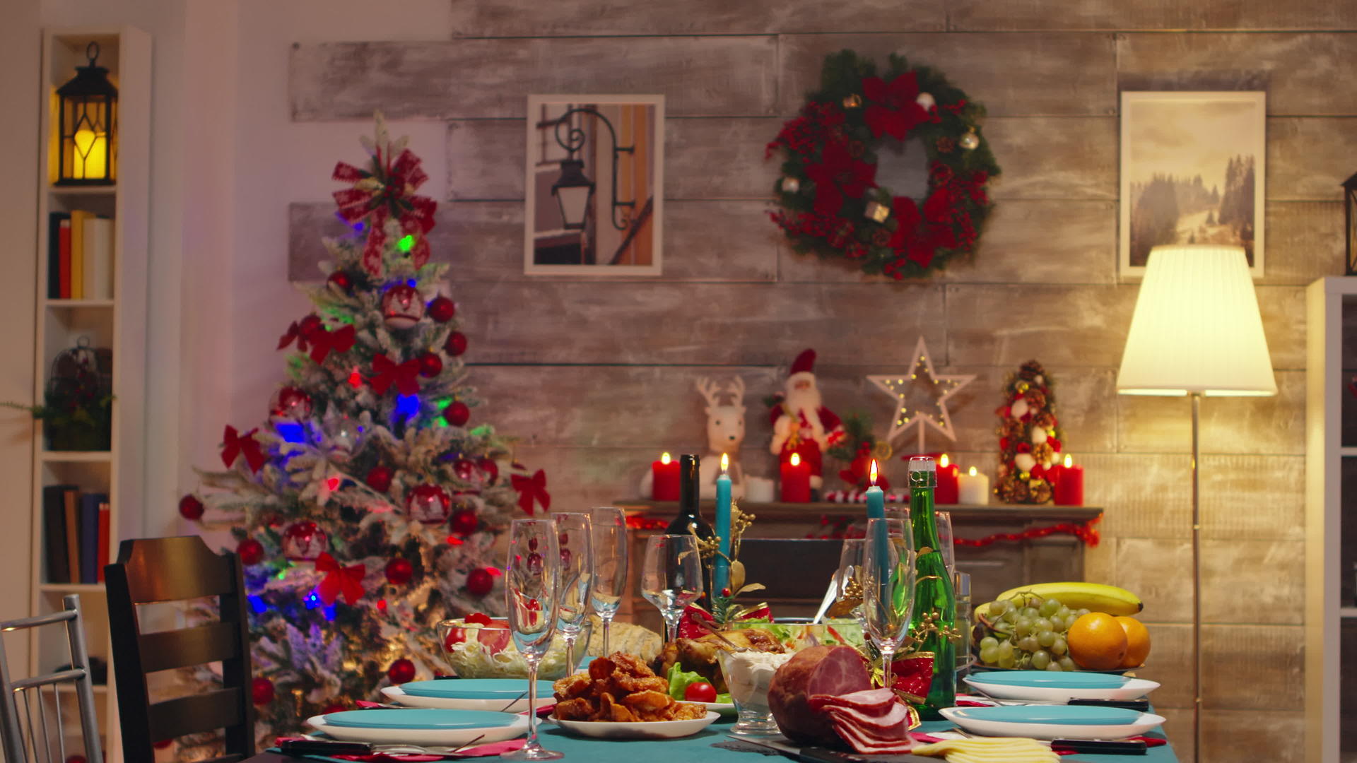 用美味的食物庆祝餐桌上的圣诞节视频的预览图