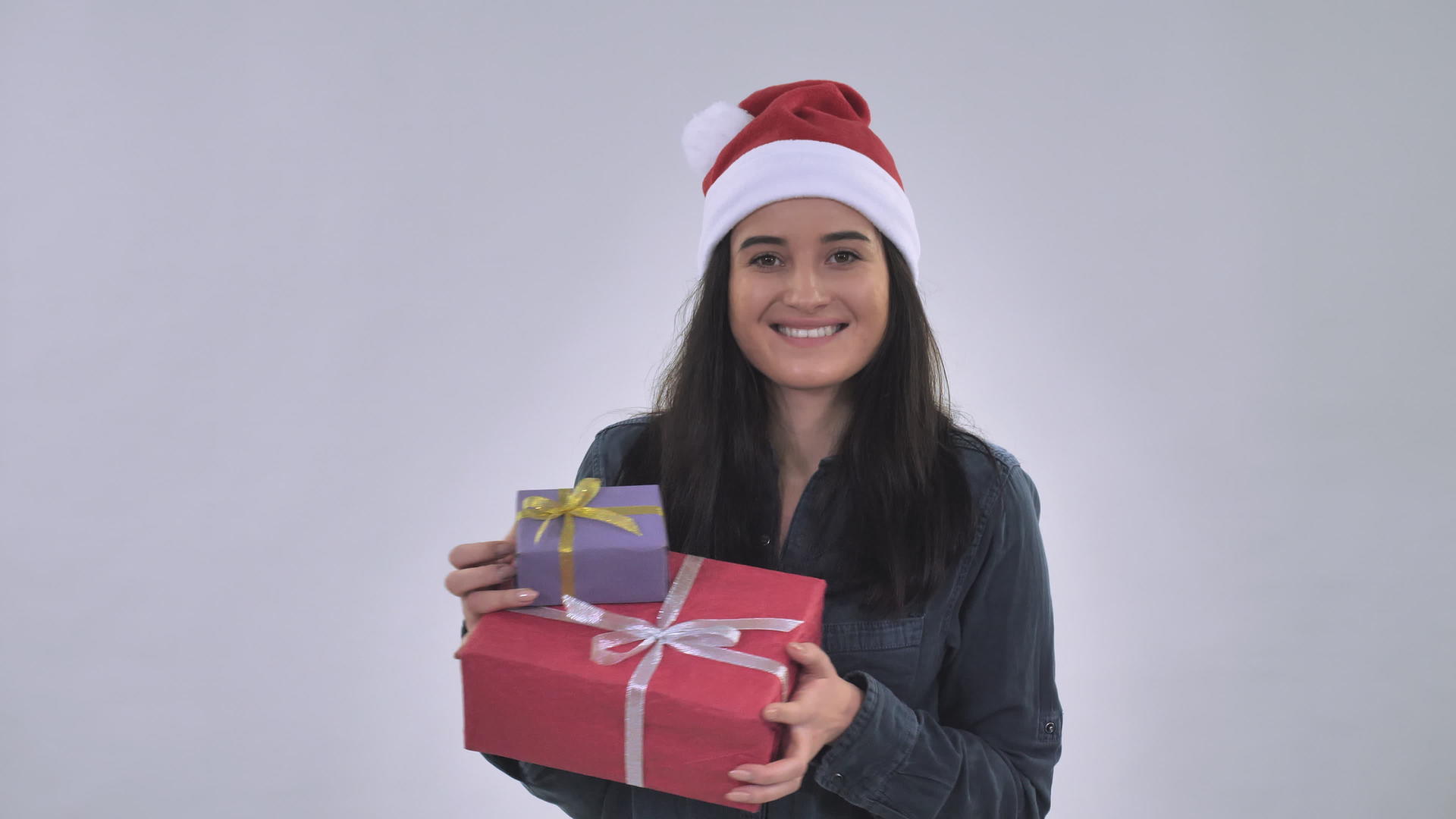 女人戴着圣诞帽戴着礼物视频的预览图