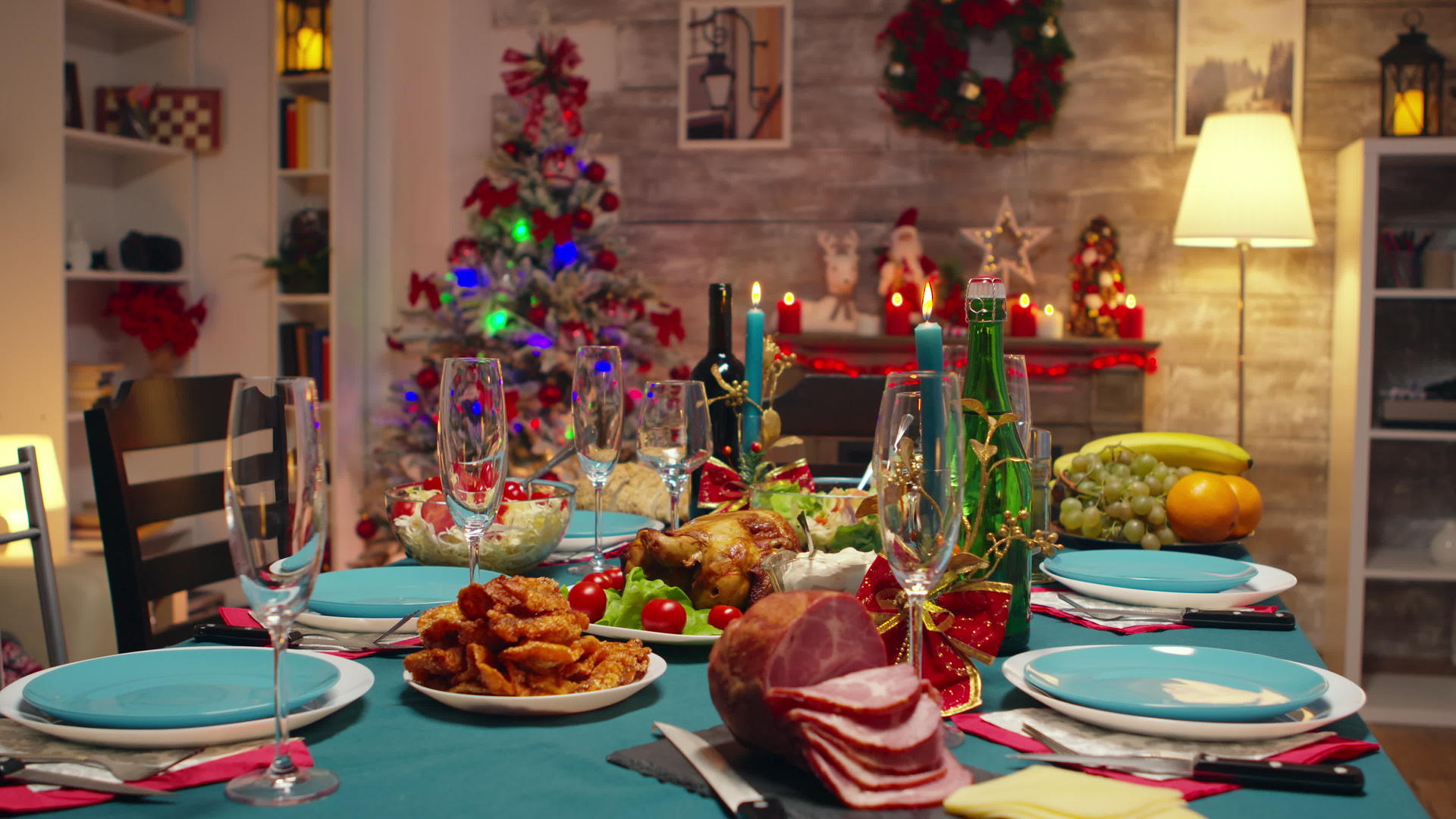 圣诞桌装饰着燃烧的蜡烛视频的预览图