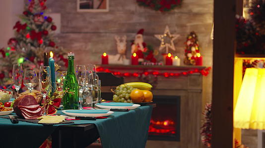 晚餐出现在圣诞庆典餐桌上视频的预览图