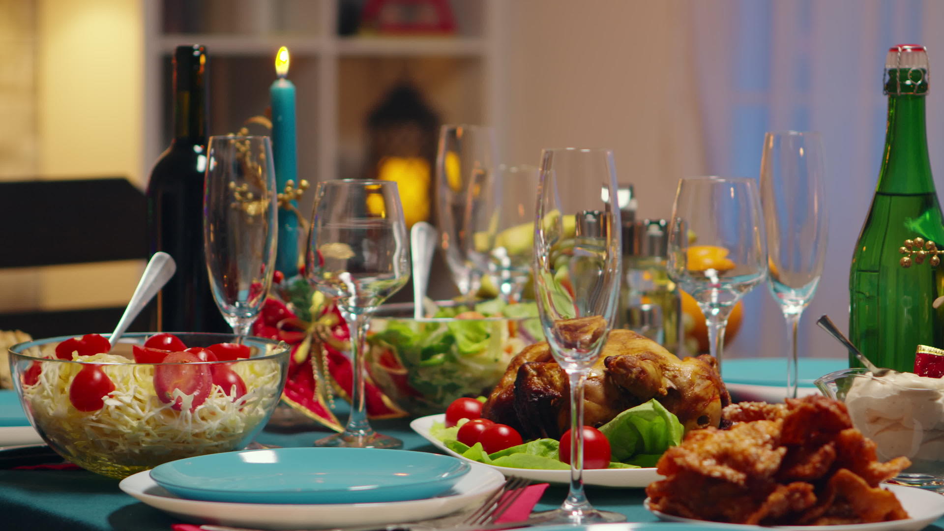 为朋友提供传统食物来庆祝圣诞节视频的预览图