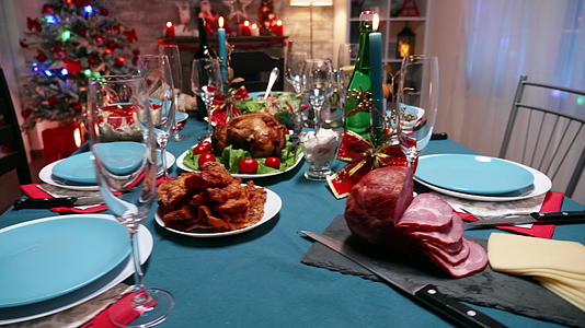 圣诞餐桌布局的传统食物视频的预览图
