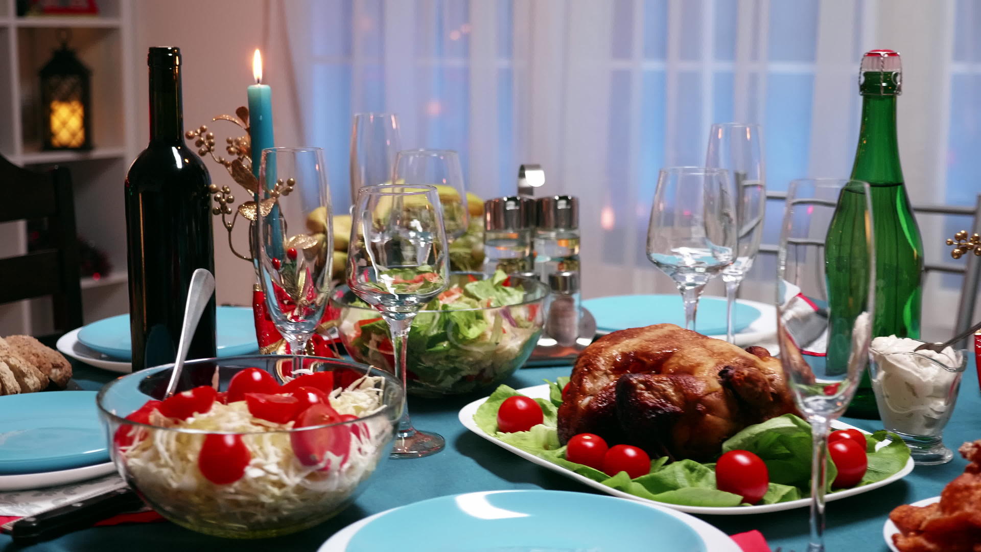 桌上的香槟瓶里装着传统食物视频的预览图