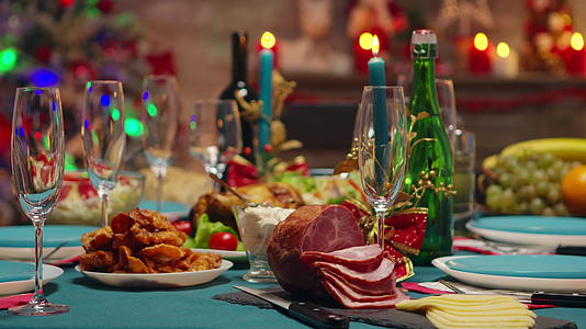 传统美食用于圣诞派对；和视频的预览图