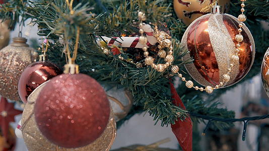 新年在圣诞树下倾斜视频的预览图