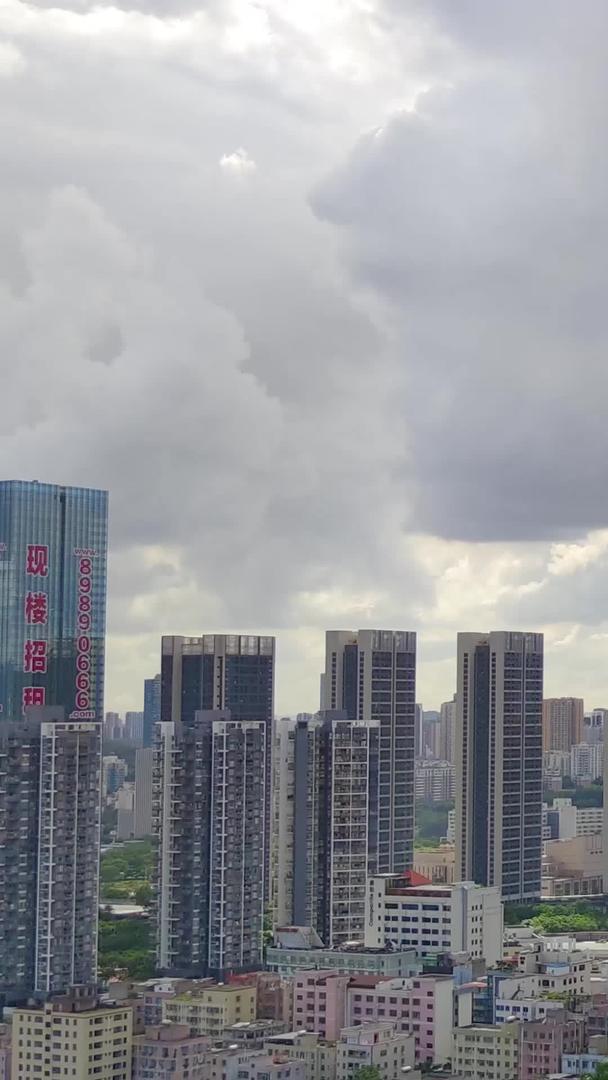 城市高楼蓝天白云阳光延时摄影视频的预览图