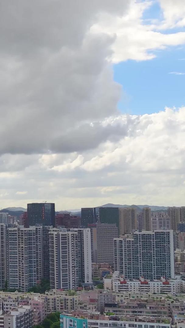 城市高楼蓝天白云阳光延时摄影视频的预览图