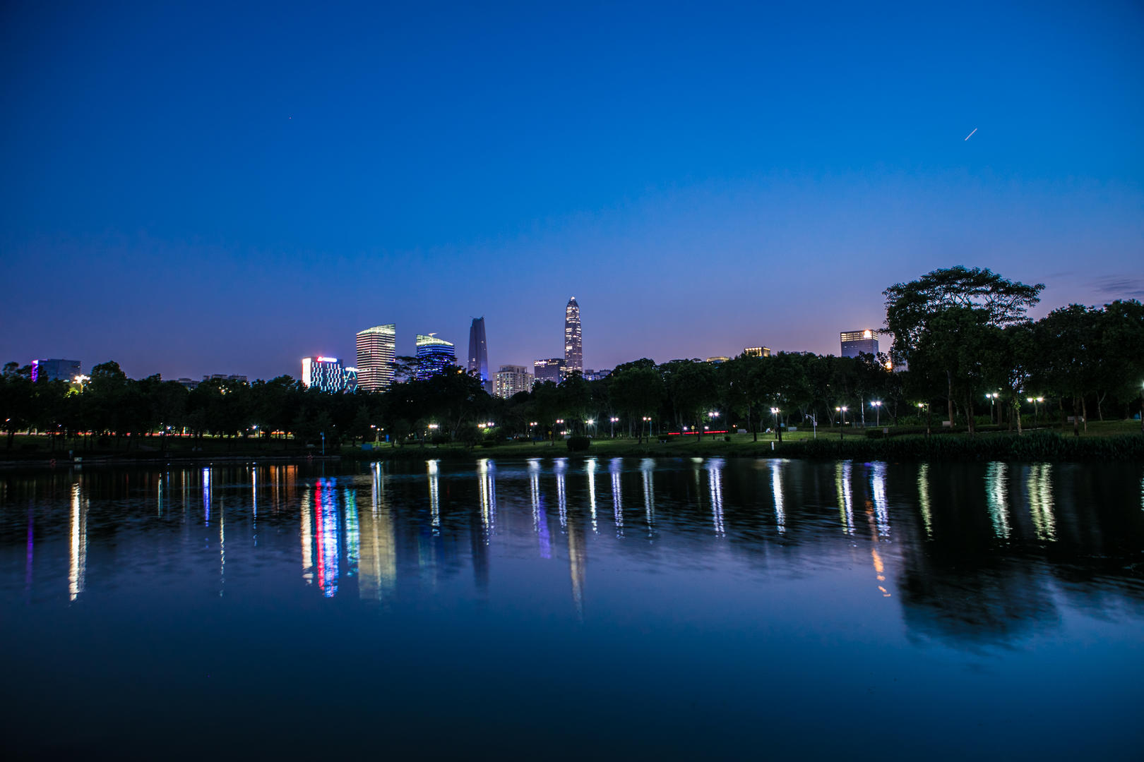 中心公园深圳最高楼平安大厦夜景视频的预览图