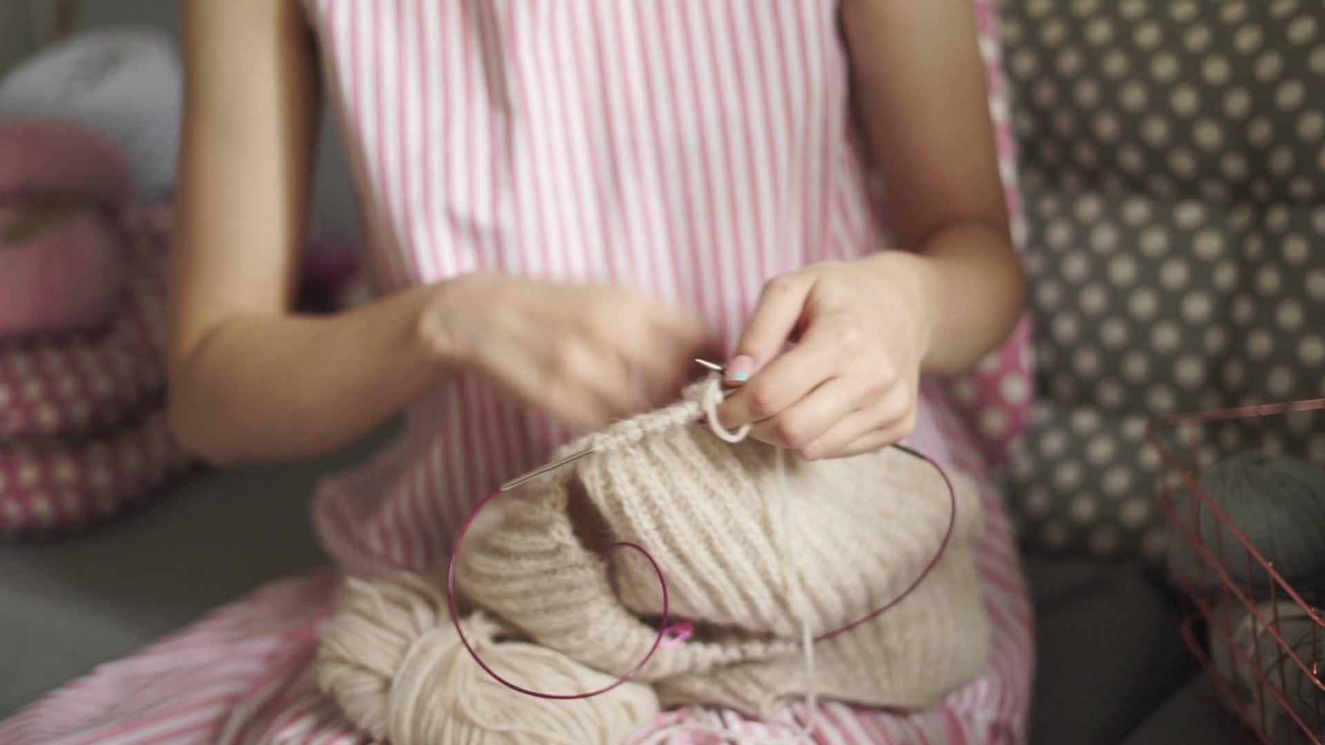 女人编织羊毛纱衣女人闲暇编织羊毛视频的预览图