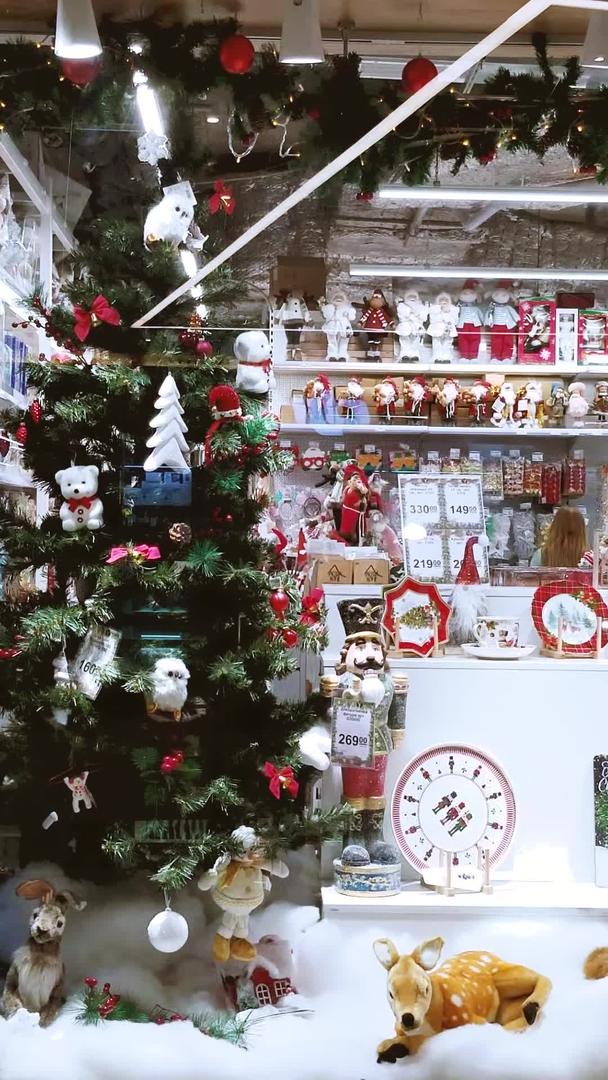 圣诞商场的窗户闪烁着弥红灯圣诞树视频的预览图