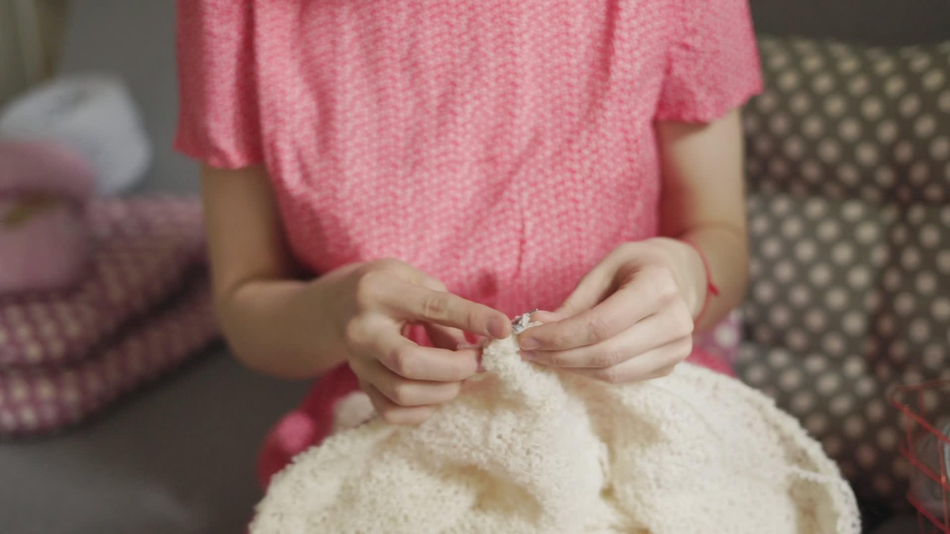 编织女手羊毛衣女喜欢编织羊毛视频的预览图