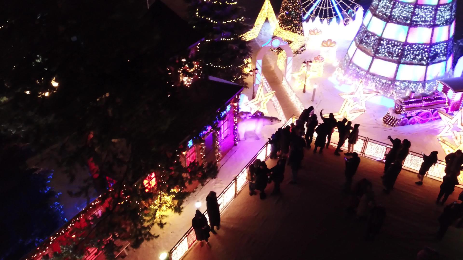 这座城市被装饰成圣诞节和新年视频的预览图