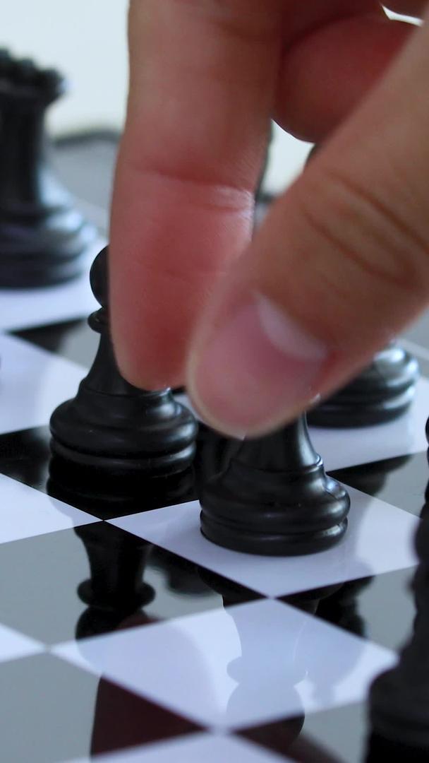从多角度拍摄国际象棋下棋过程集合素材视频的预览图