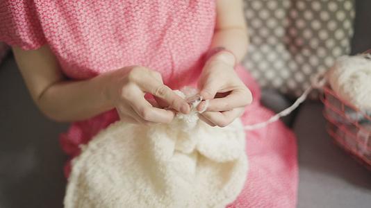 羊毛衣创意女编织手视频的预览图