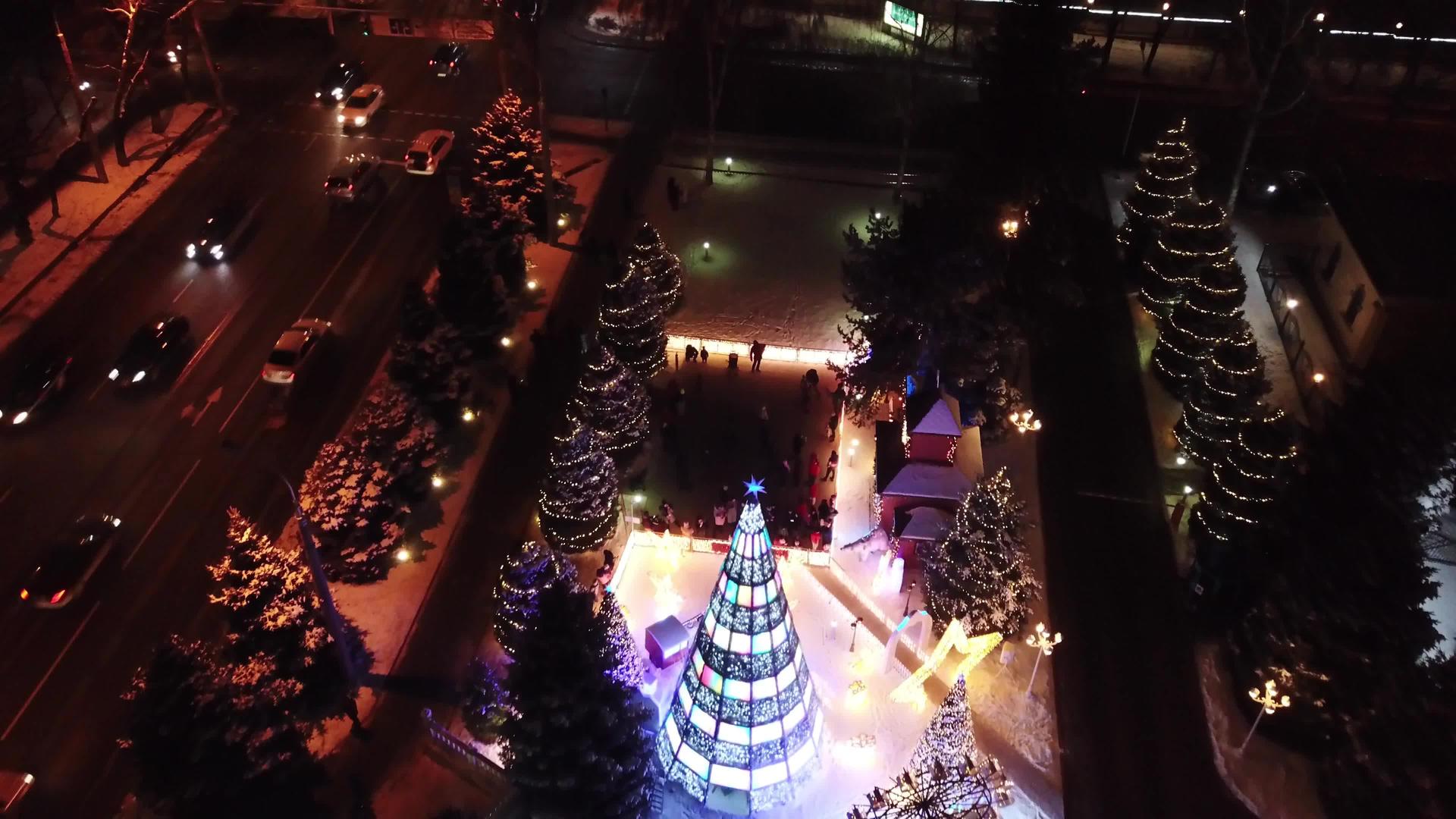 这座城市被装饰成圣诞节和新年视频的预览图