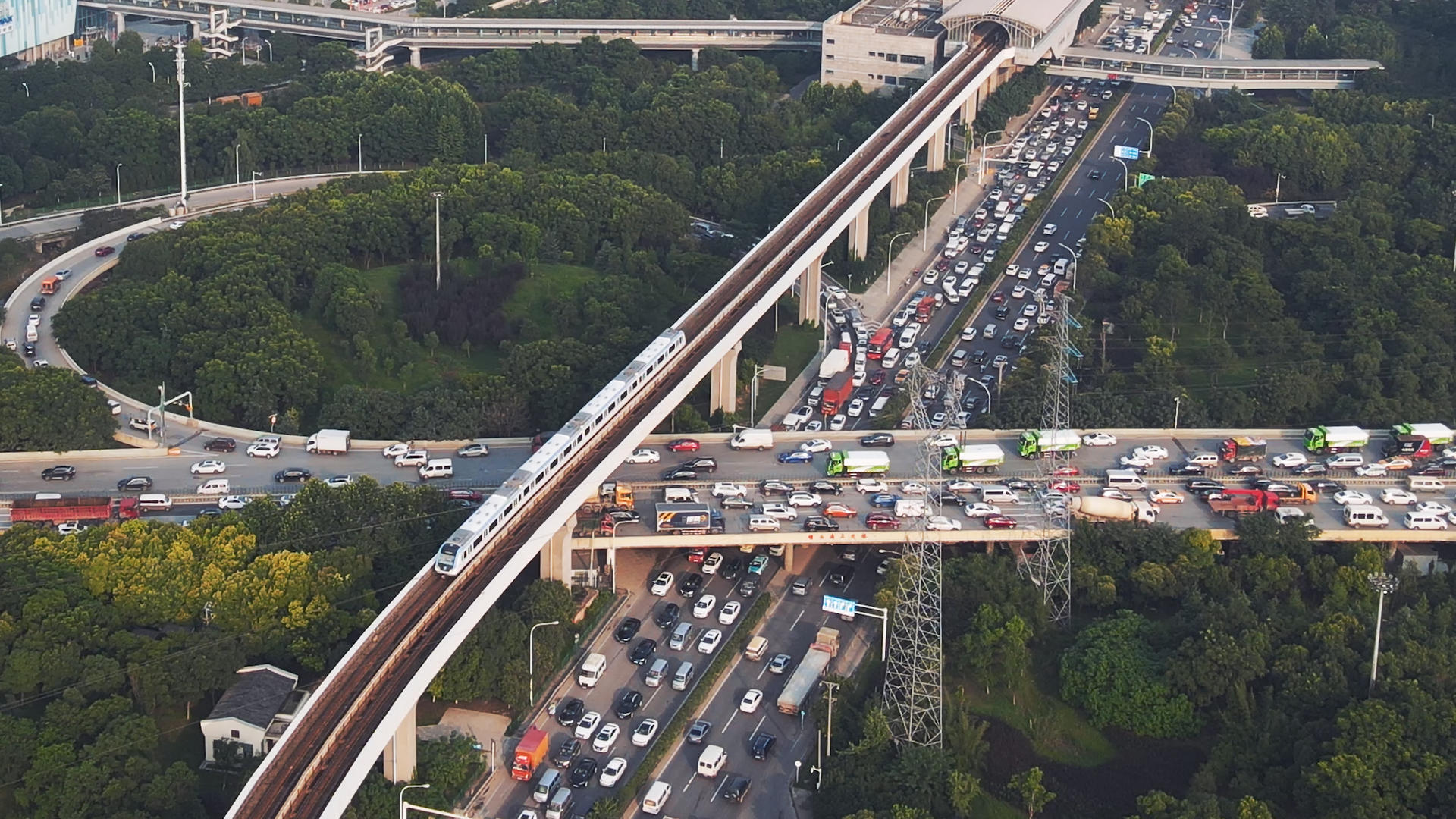 航拍城市立体交通下班高峰期轨道列车拥堵的道路和堵车的车流素材视频的预览图