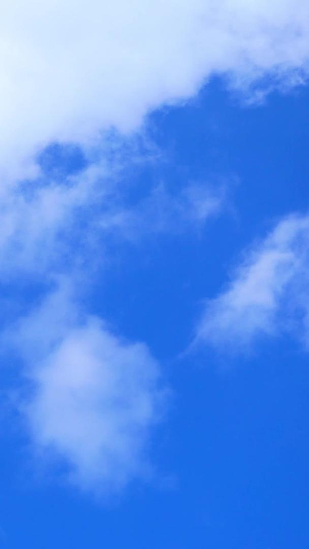 摩天轮在蓝天下视频的预览图