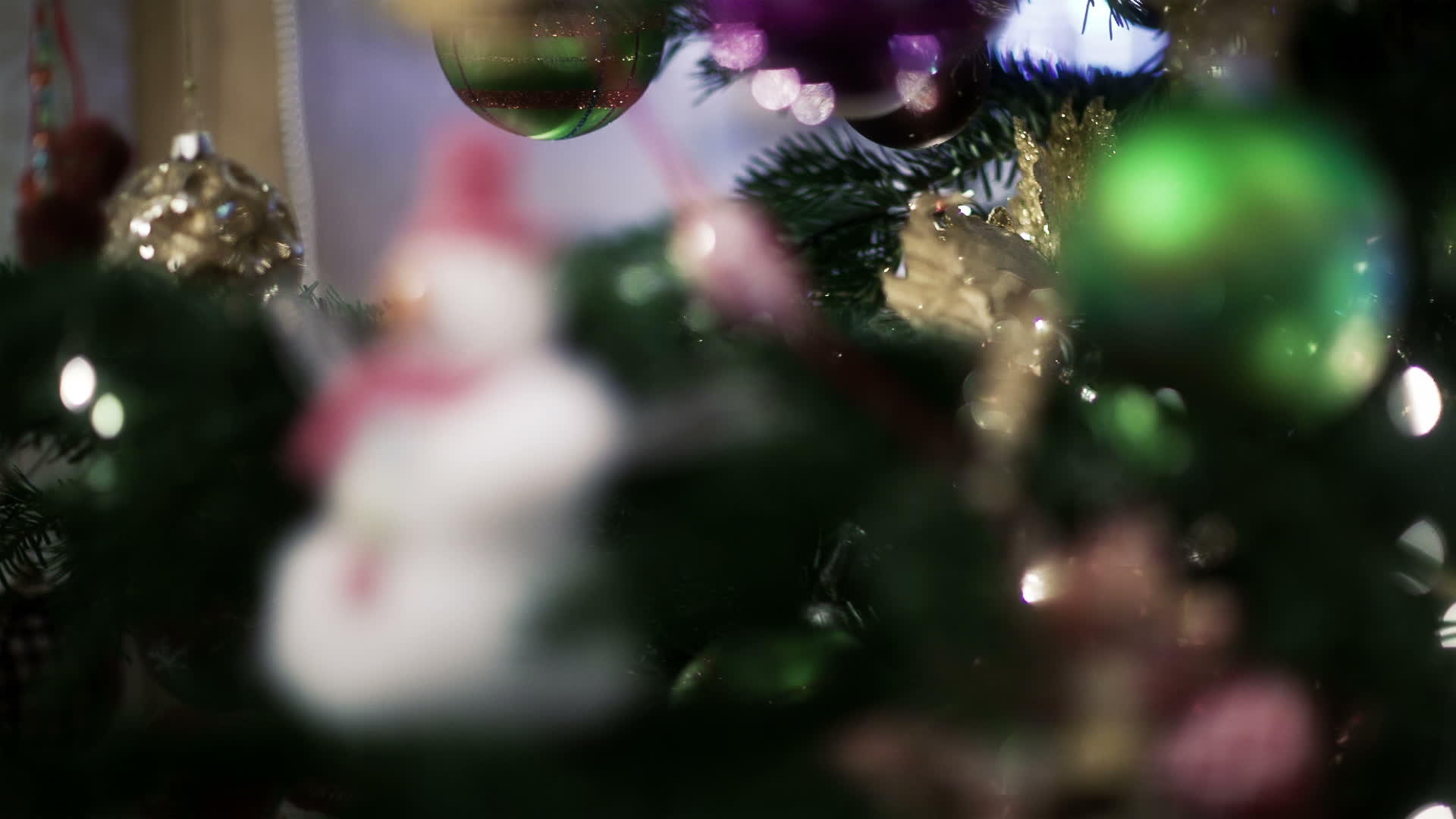 圣诞树上的玩具视频的预览图