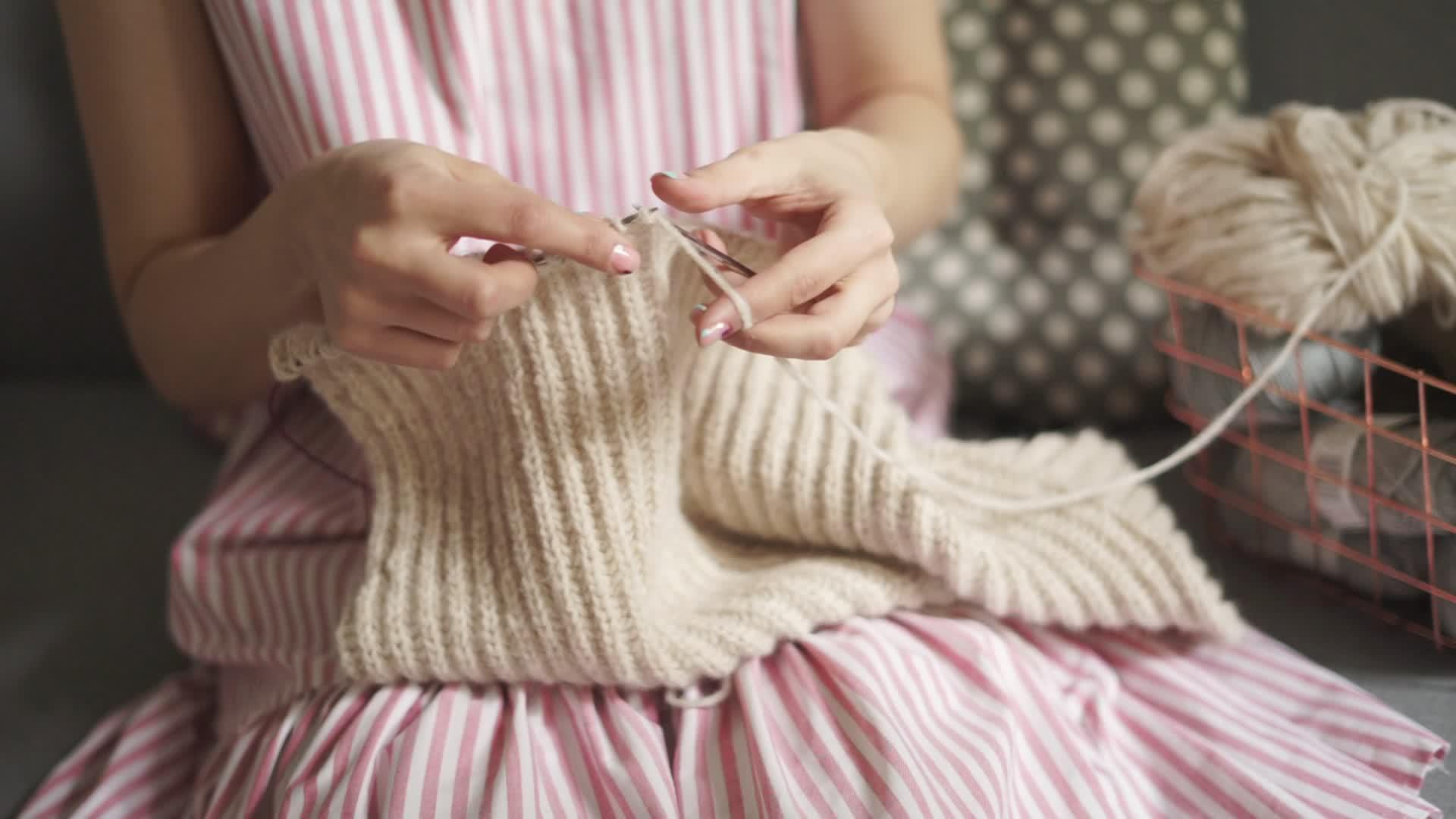 女人亲手织针羊毛衣服的爱好视频的预览图