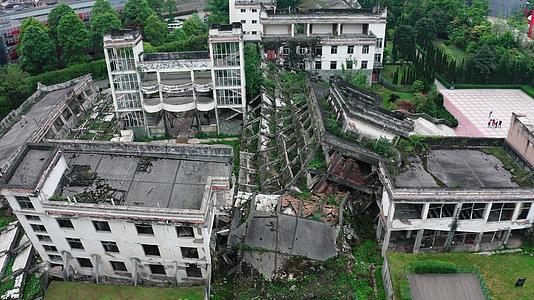 4K航拍汶川映秀地震遗址废墟视频的预览图