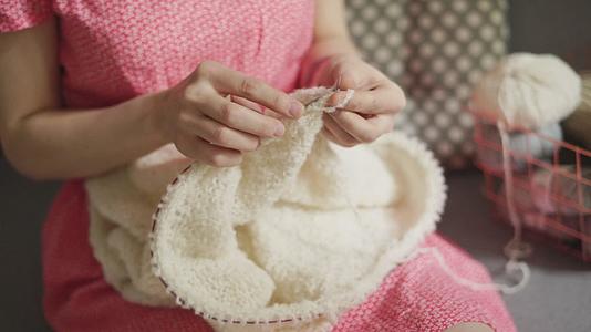 手工艺品女性用羊毛衣服女人编织手视频的预览图