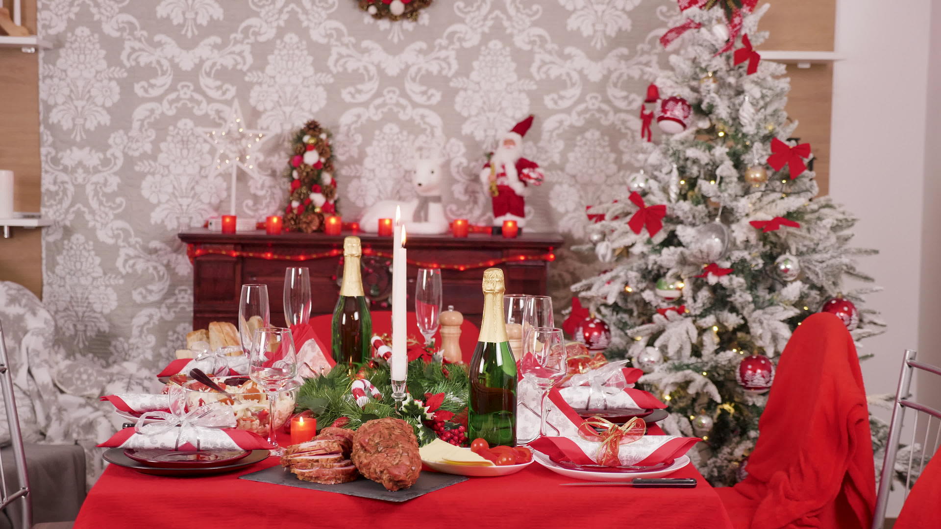 圣诞餐桌上有传统食物和圣诞树视频的预览图