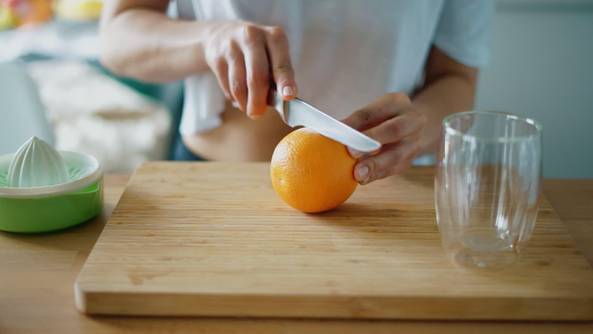 切橘子果挤压新鲜汁紧女性手视频的预览图