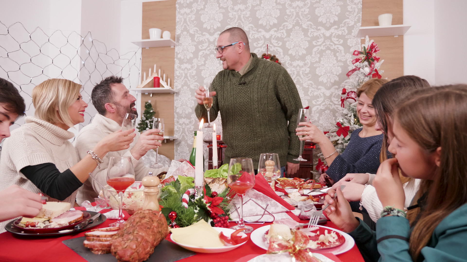 男人在家庭晚宴上举杯敬酒视频的预览图