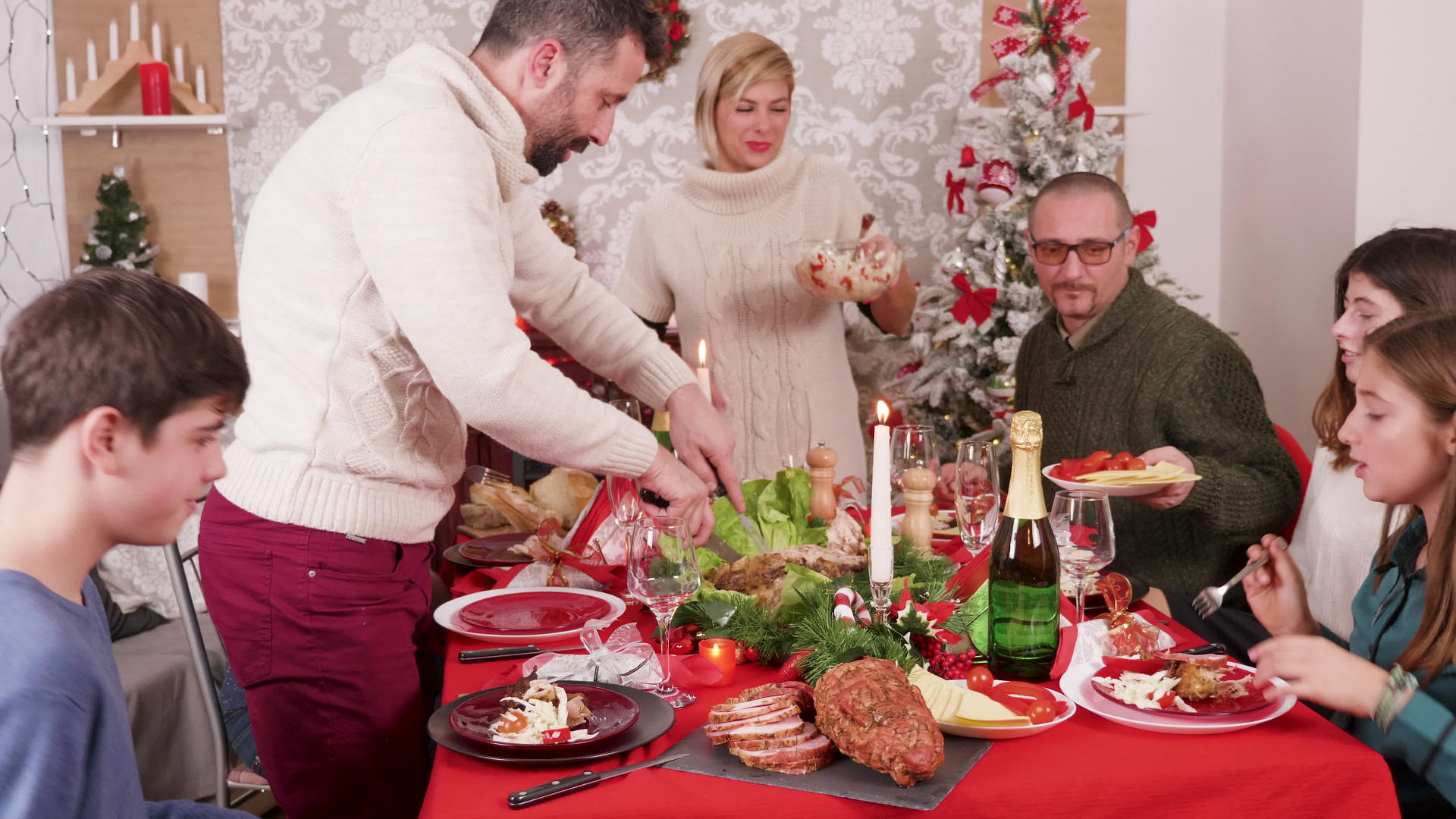快乐的大家庭享受传统美食视频的预览图