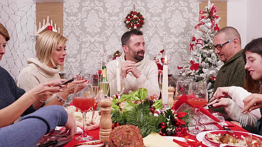 还有美味的食物和美味的食物来庆祝圣诞节视频的预览图