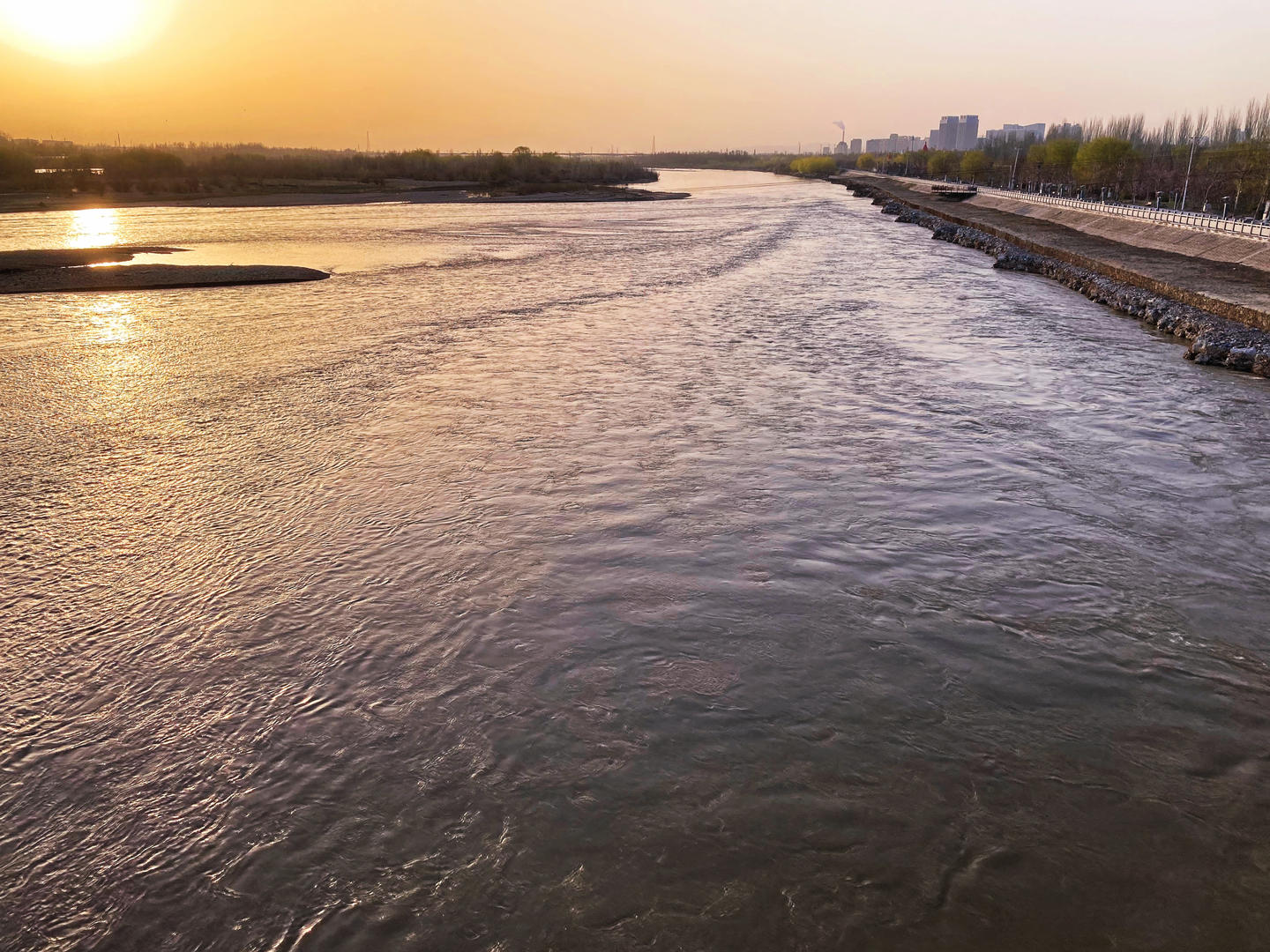新疆伊宁市母亲河伊犁河日落视频的预览图