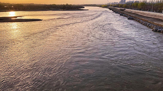 新疆伊宁市母亲河伊犁河日落视频的预览图
