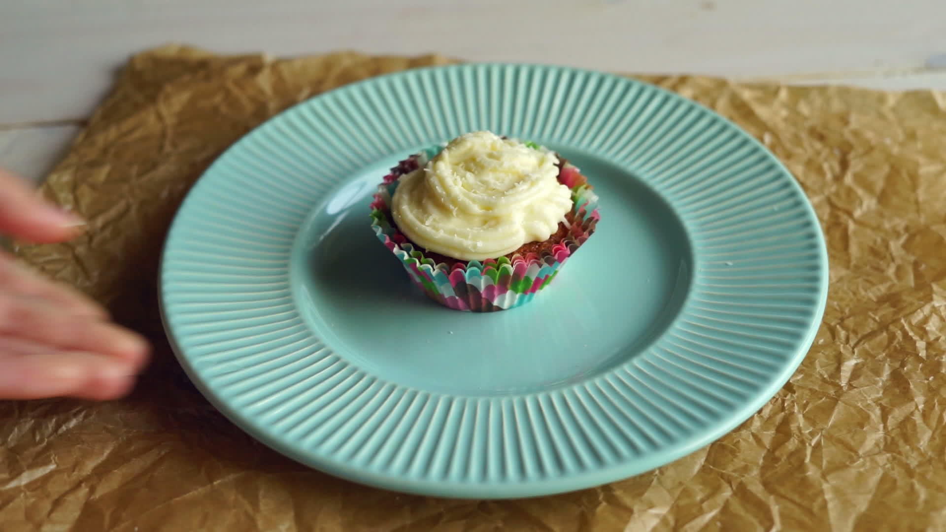 把甜菜和蛋糕放在桌上香草蛋糕和奶油视频的预览图