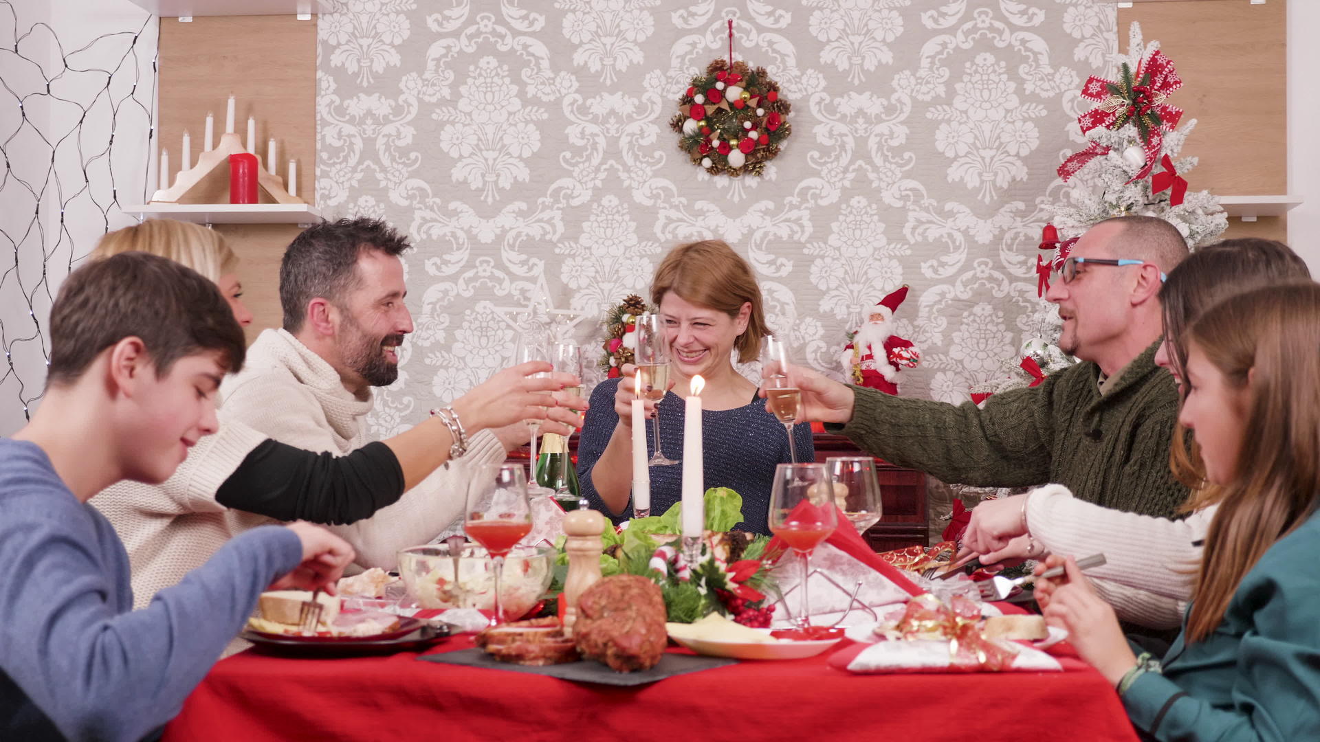 一个盛大的家庭享受圣诞节和香槟杯的盛宴视频的预览图