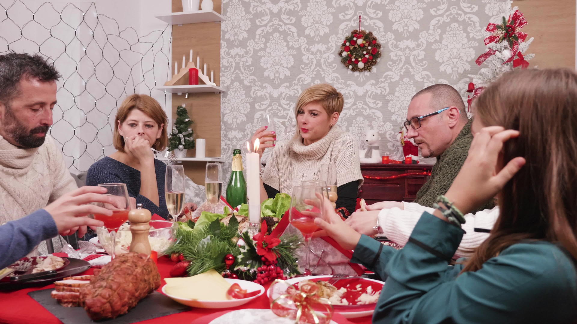 享受圣诞节和喝香槟的盛大家庭视频的预览图